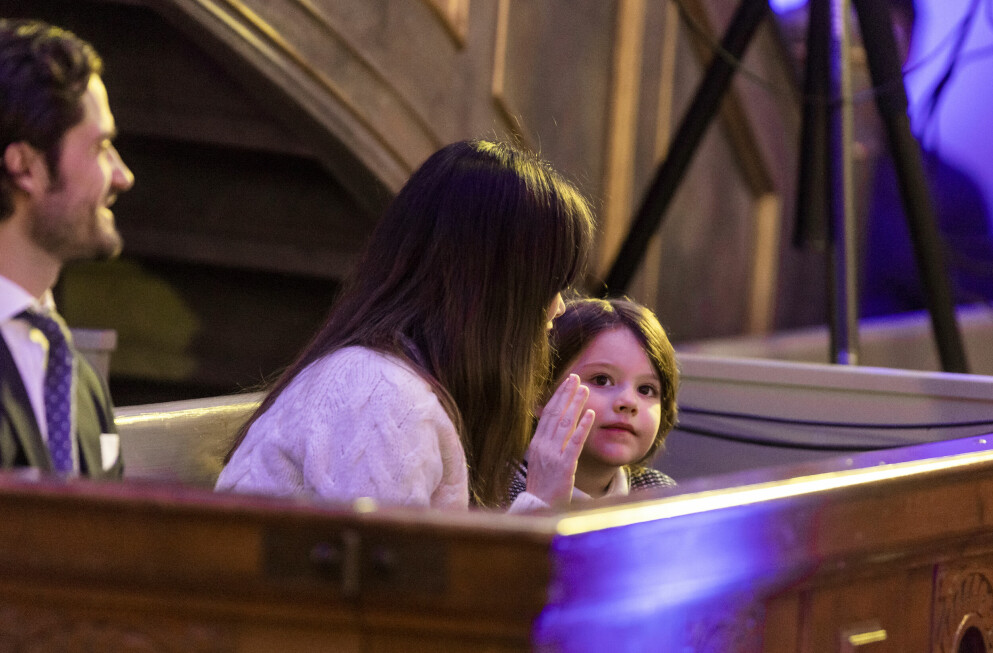 Prins Alexander på plats i kyrkan, nyfiken tittar han uppåt. Prins Alexander med prins Carl Philip och prinsessan Sofia.
