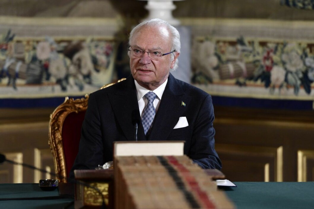 Kung Carl Gustaf deltog vid en extra informationskonselj härom dagen. Kung Carl Gustaf deltog vid en extra informationskonselj härom dagen.