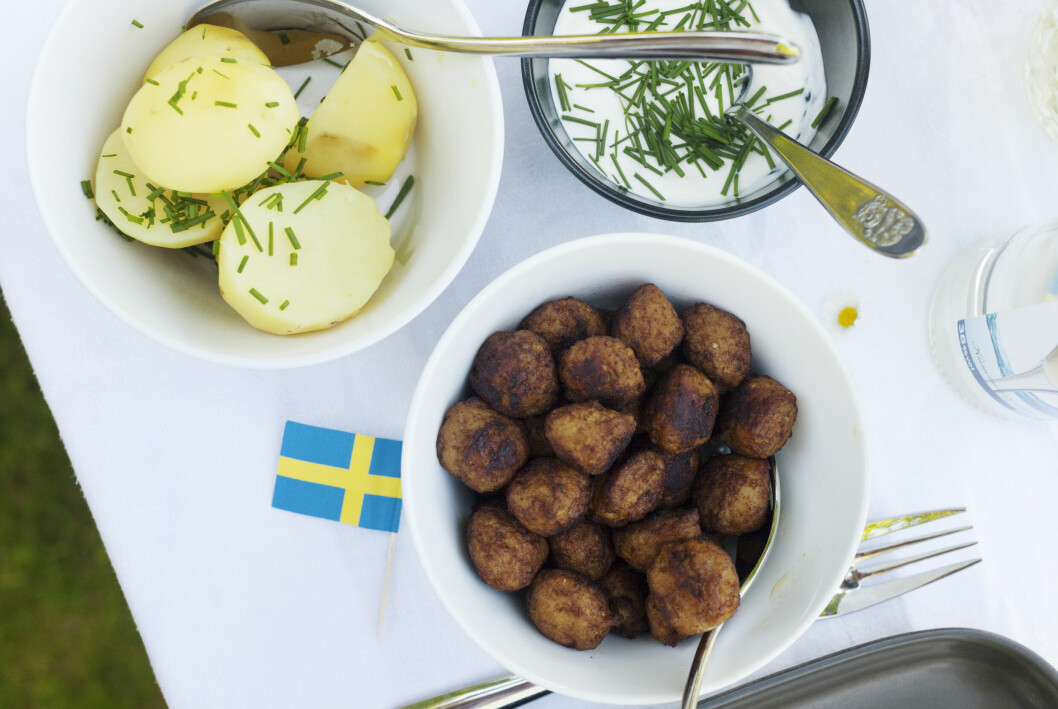 Priserna skenar inför midsommarafton – vissa produkter har gått upp med 40 procent.