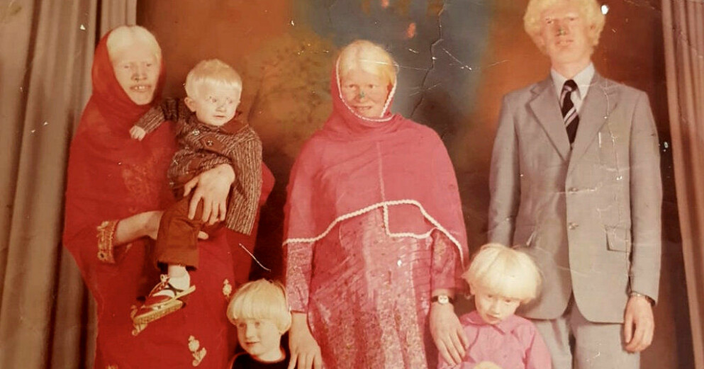 Naseem tillsammans med sina föräldrar, moster och kusiner. Familjen Parvez