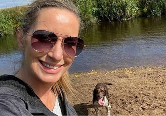 Nicola Bulley försvann den 27 januari och efter tre veckors sökande hittades hennes kropp i ån Wyre. Nicola Bulley och hunden Willow.