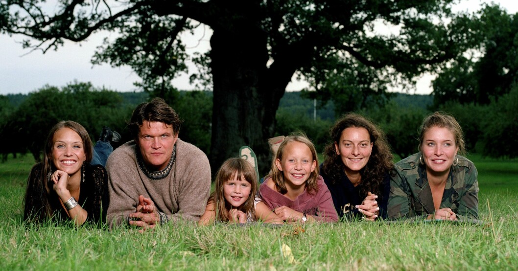 Per Morberg med sina fem döttrar, bild från 2003. Per Morberg med sina barn