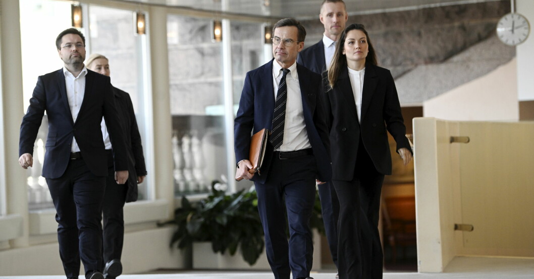 Ulf Kristersson på väg till sin första pressträff som statsminister, bara minuter efter att han blev framröstad. Ulf på väg till pressträffen efter beskedet.