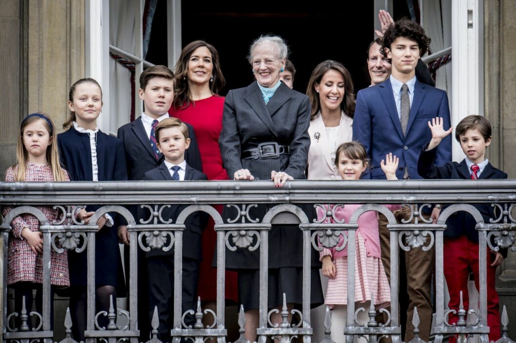 Drottning Margrethe är inte nöjd med sin insats som farmor till barnbarnen. drottning Margrethe med sin abarnbarn