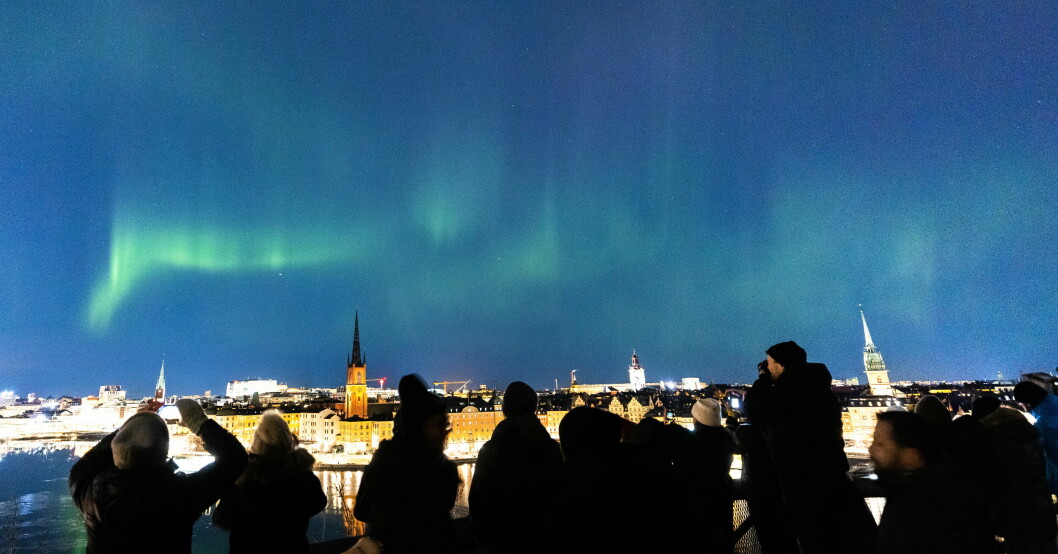 Många hade samlats uppe på Monteliusvägen på Södermalm i Stockholm för att bevittna ljusfenomenet.
