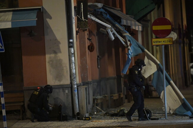 Restaurangen vid Greta Garbos torg på Södermalm har fått skador på entrén. Explosion vid restaurang.