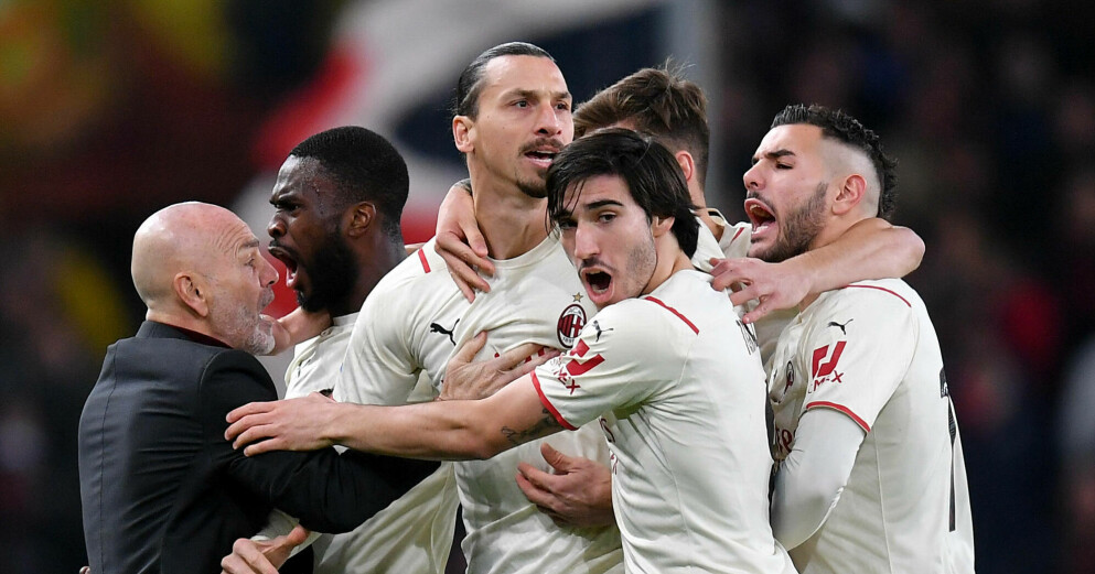 Zlatan Ibrahimovic kramas om av lagkamraterna efter frisparksmålet i 3-0 segern mot Genoa. Zlatan Ibrahimovic