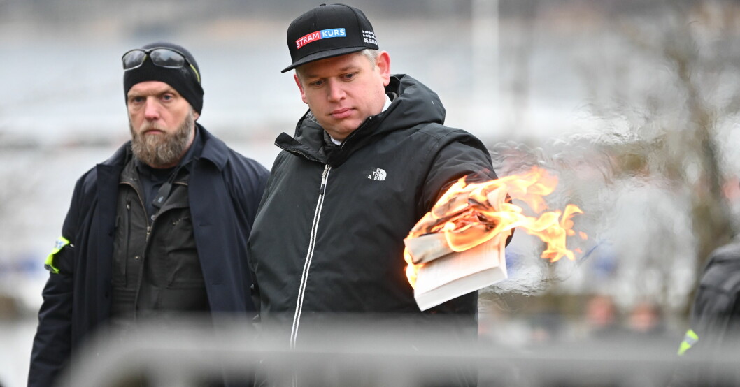 Det var under lördagen som Stram Kurs-ledaren återigen brände koranen. Denna gång utanför den turkiska ambassaden. Rasmus Paludan bränner koranen.