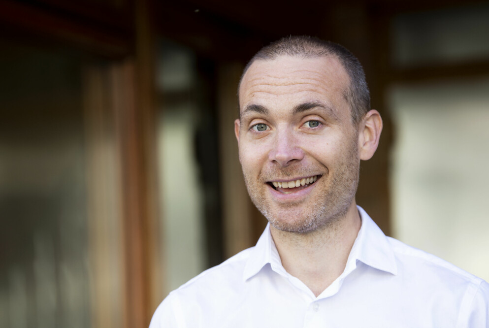 Jesper Rönndahl har gjort många uppdrag åt SR och SVT. För P3 har komikern bland annat gjort programmet ”Institutet”, som var ett vetenskapligt humorradioprogram.
