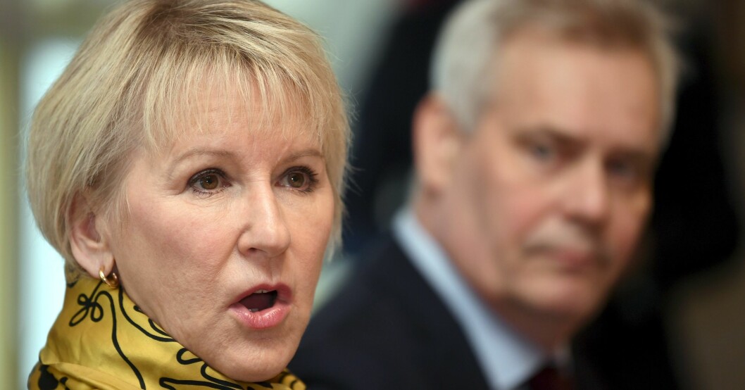 Margot Wallström hade kritik både mot en artikel i SVD och Camilla Läckbergs garderob. Författaren blev rasande när hon såg vad den förre detta utrikesministern skrivit och sågade inlägget totalt. Margot Wallström
