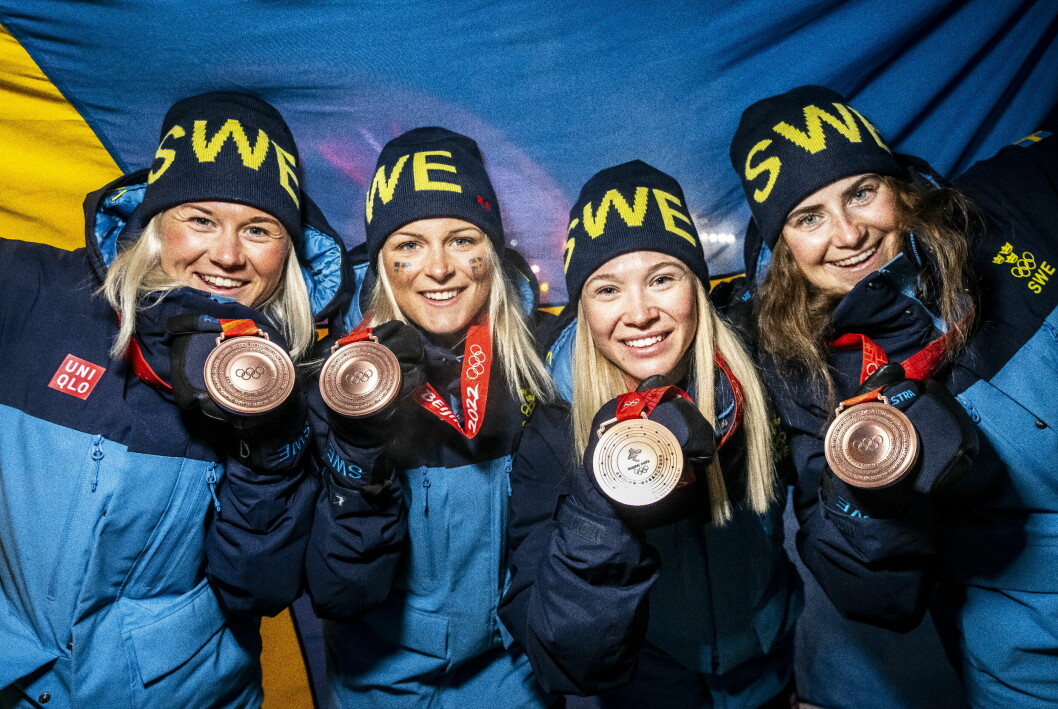 Maja Dahlqvist, Ebba Andersson, Frida Karlsson och Jonna Sundling jublar och visar upp sina bronsmedaljer i damernas sprintstafett längdskidor under vinter-OS i Peking 2022.