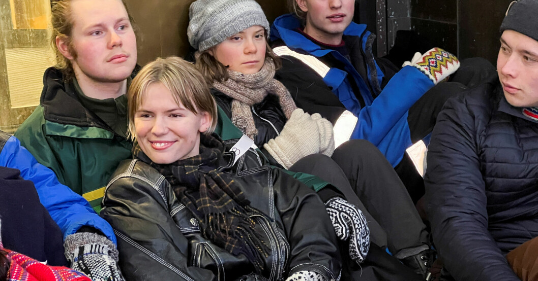 Greta Thunberg och de andra aktivisterna blockerar ingångarna.