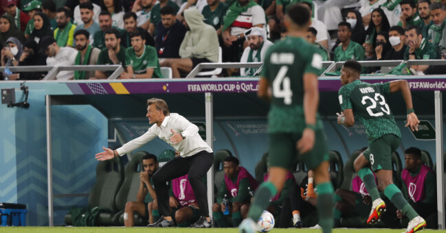 Hervé Renard är karismatiska och intensiv från tränarbänken, här under matchen mot Polen under lördagen som Saudiarabien dock förlorade med 0–2.