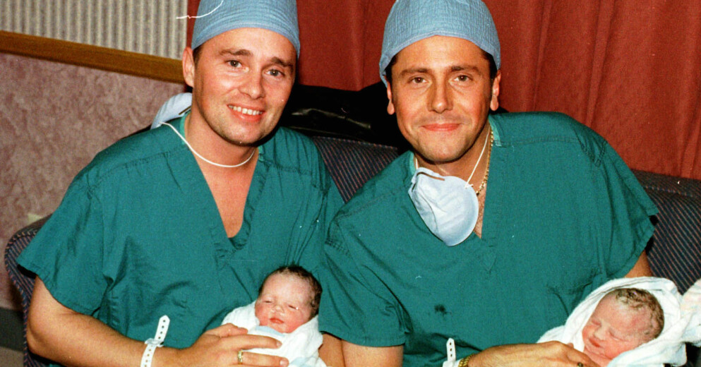 Barrie och Tony Drewitt-Barlow blev det första homosexuella paret i Storbritannien att få barn via surrogatmamma. Barrie och Tony Drewitt-Barlow