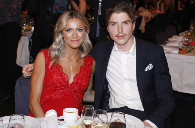 Vad säger pojkvännen William Poromaa om att Frida Karlsson åker på en annan killes skidor? Frida Karlsson och William Poromaa på Idrottsgalan.