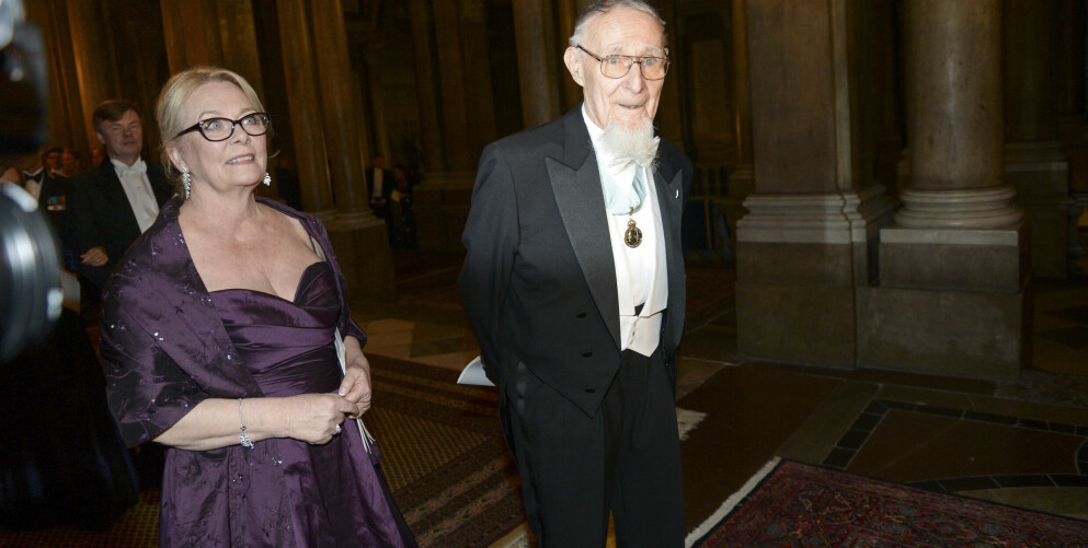 <strong>Ingvar Kamprad med sin sekreterare Eva Lundell Fragnière vid en middag på Stockholms slott 2015.</strong> Ingvar Kamprad i sällskap med Eva Lundell Fragnière anländer till en representationsmiddag på Stockholms slott.