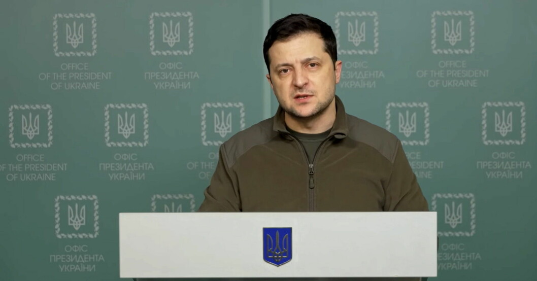 Volodymyr Zelenskyj talar till Ukraina och resten av världen efter Rysslands invasion. Volodymyr Zelenskyj