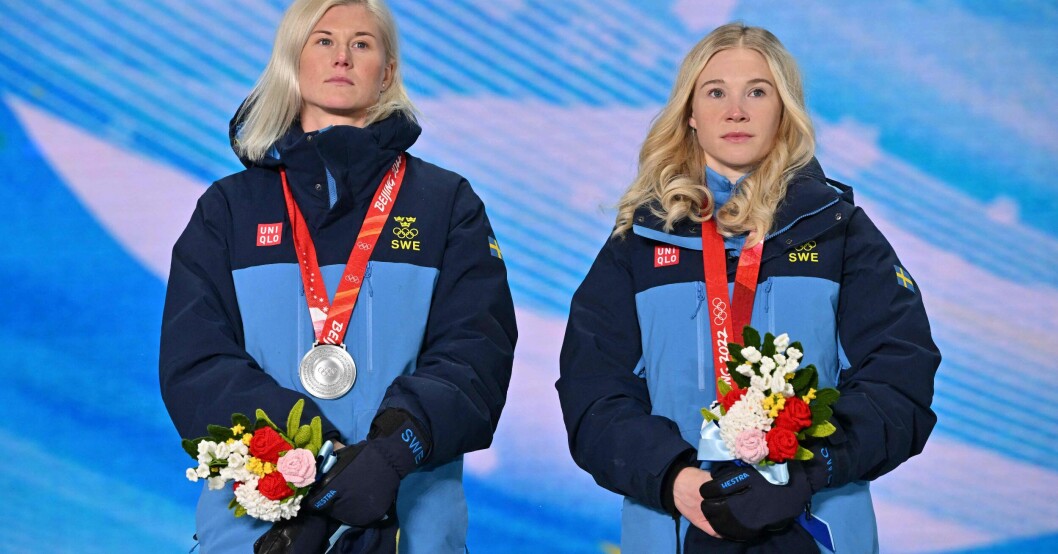 Maja Dahlqvist och Jonna Sundling firar OS-silvret. Maja Dahlqvist och Jonna Sundling