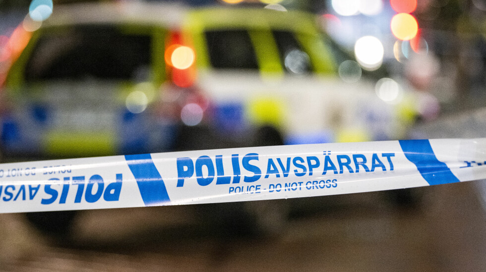 Arkivbild. En man skjuten i Stockholm – förs till sjukhus med ambulans