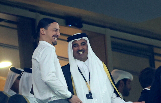 Här skrattat Zlatan tillsammans med shejken. Zlatan skrattar tillsammans med shejken.