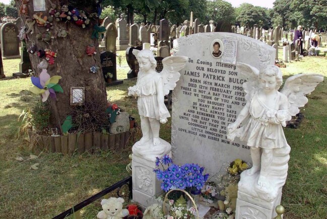 James Bulger är begravd i Liverpool där hans gravsten kantas av två änglar. James Bulgers gravsten i Liverpool.