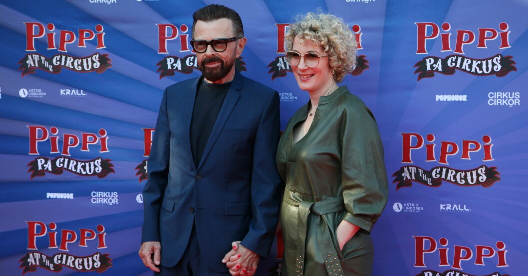 Björn Ulvaeus och Christina Sas på premiären för <span class=" italic" data-lab-italic_desktop="italic">Pippi på Cirkus</span>. Abba-stjärnan Björn Ulvaeus har en blå kavaj och blå tröja, Christina Sas har en grön klänning.