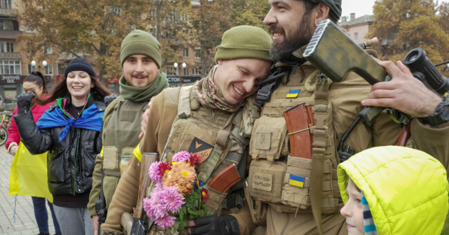 Ukrainska soldater firade frigörelsen från Ryssland med civilbefolkningen. Det var folkfest på dagen, men på kvällarna är det fortfarande utegångsförbud i Cherson.