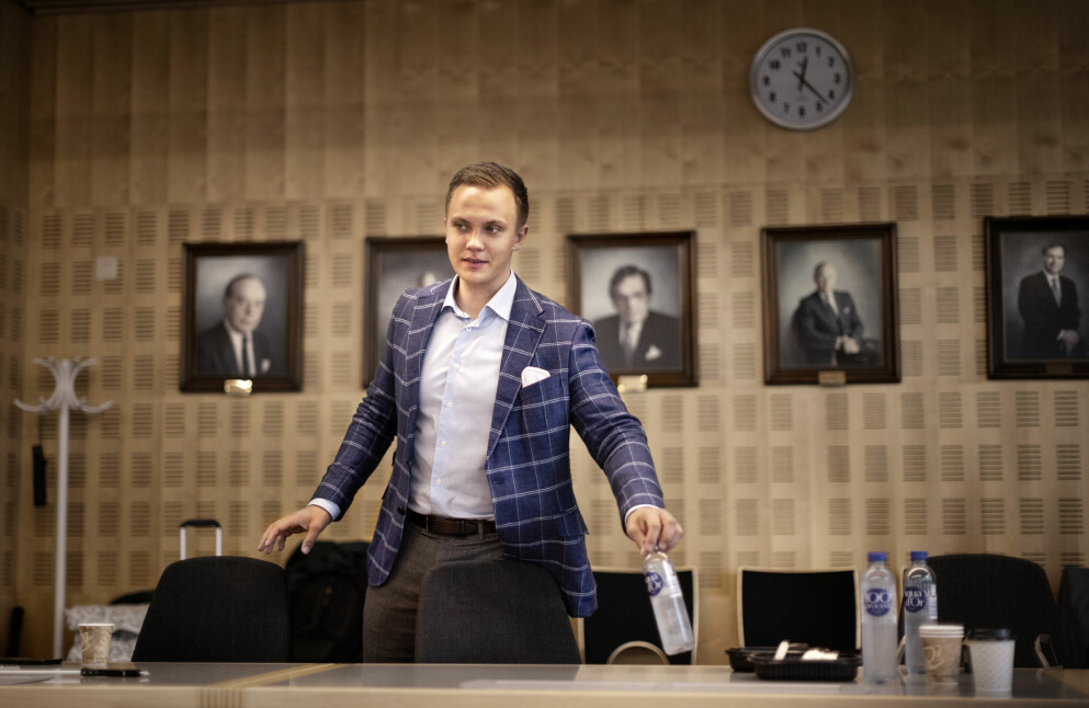 Tobias Andersson, 25, deltog i SVT:s flaggskeppsprogram Agenda. Hans udda slipsval skapade noterades däremot av skarpsynta tittare. Sverigedemokratens Eton-slips pyntades nämligen med …