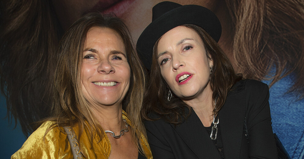 Katarina Hahr, till vänster, dog den 9 november 2021. Hon blev 60 år gammal. Bilden är från 2017 i samband med premiären av filmen ”Ted”. Här står Katarina Hahr med vännen och skådespelaren Amanda Ooms. Katarina Hahr och vännen Amanda Ooms