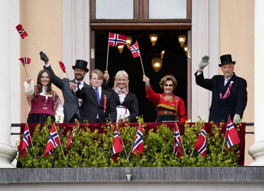 Kungafamiljen vinkade till folket på 17 maj. Kungafamiljen vinkade till folket på 17 maj.