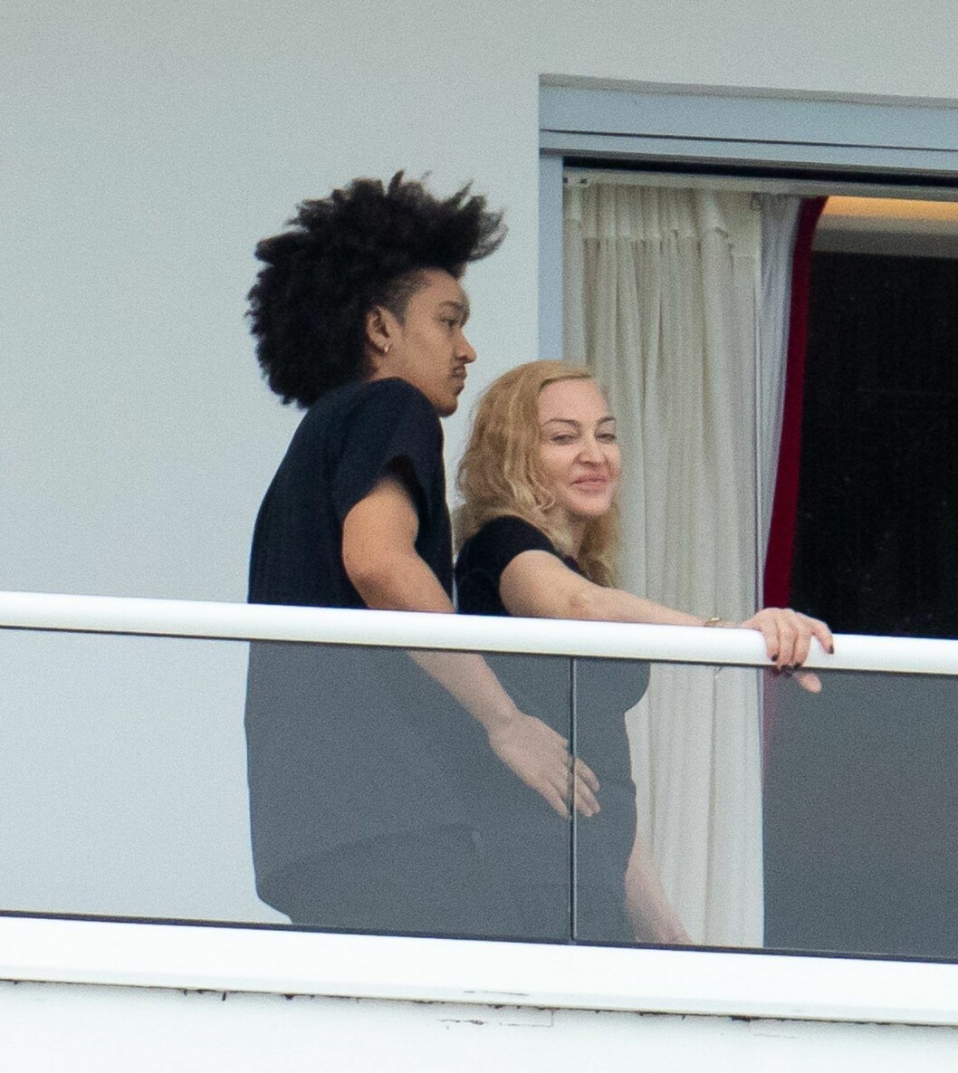 Madonna log när Ahlamalik Williams la armarna runt henne under ledig tid i Miami. Madonna och unga dansaren Williams