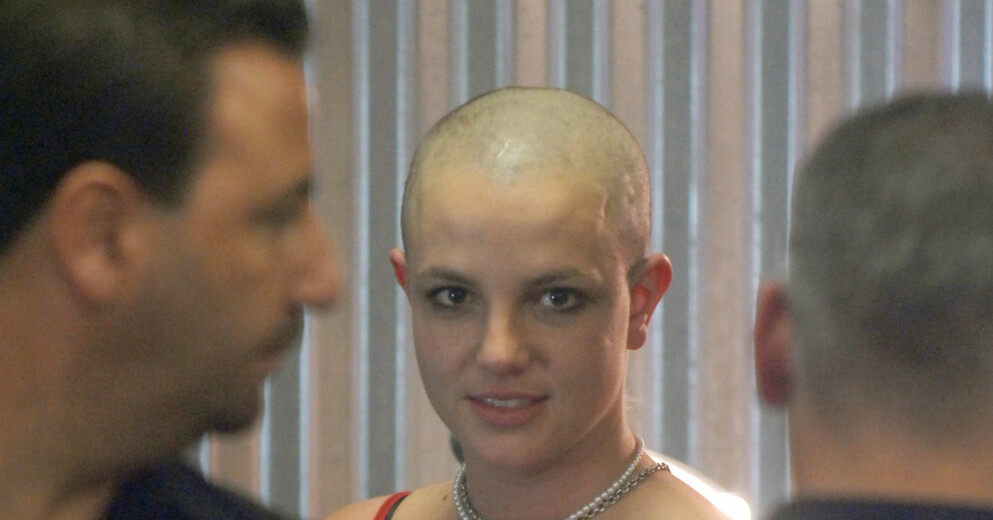 Britney Spears kämpade med psykisk ohälsa och drogproblem. 2007 blev hon rejält uppmärksammad när hon plötsligt rakade av sig håret. Sedan 2008 har hennes pappa Jamie Spears varit hennes förmyndare. Britney Spears