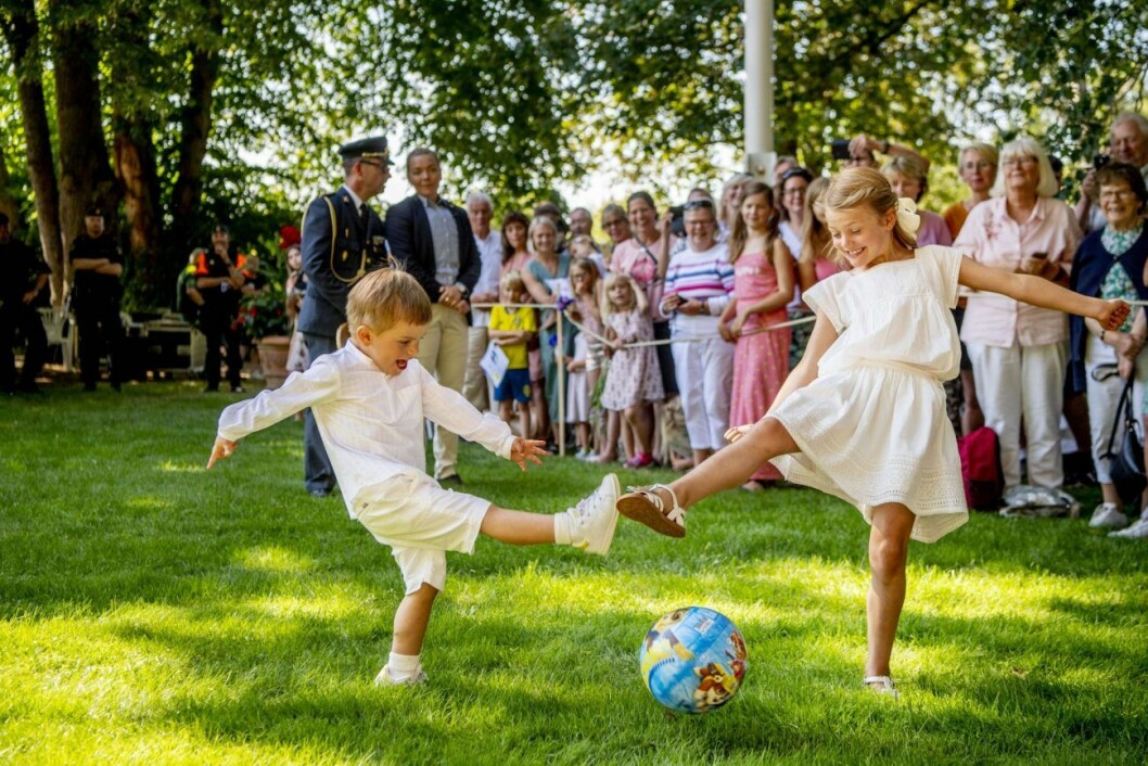 Prins Oskar och storasyster Estelle stjäl showen från mamma Victoria.