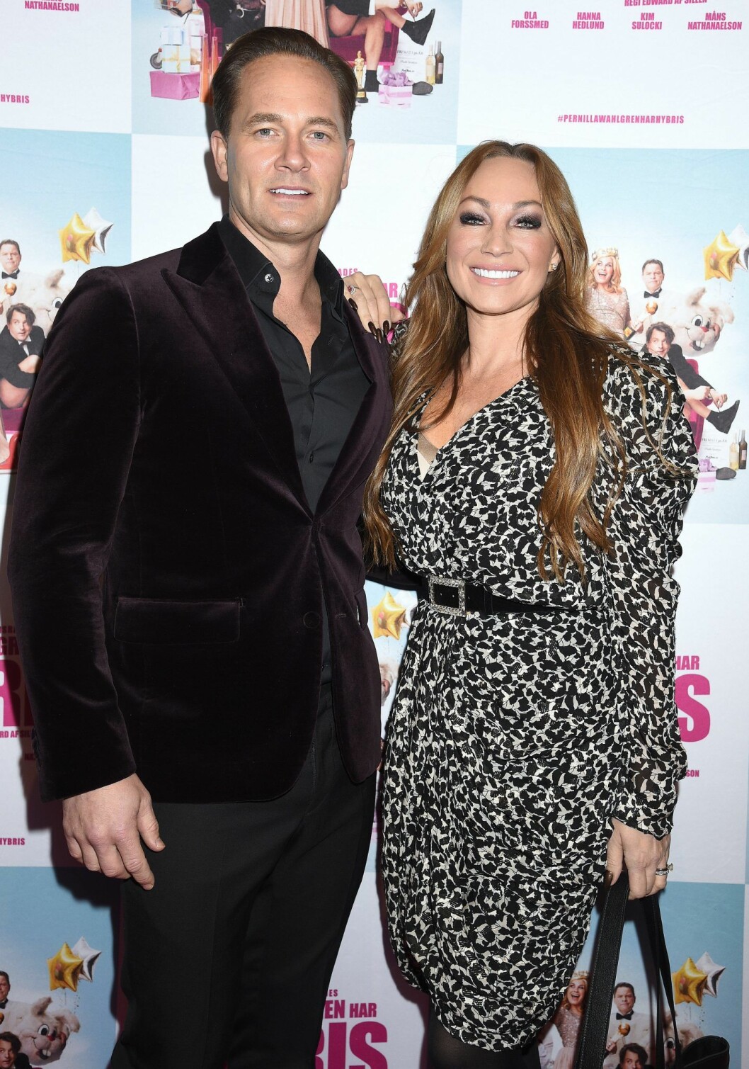 Charlotte Perrelli och maken Anders Jensen fanns självklart på plats på premiären av Pernilla Wahlgrens nya show. Foto: Karin Törnblom/TT Charlotte Perrelli och Anders Jensen