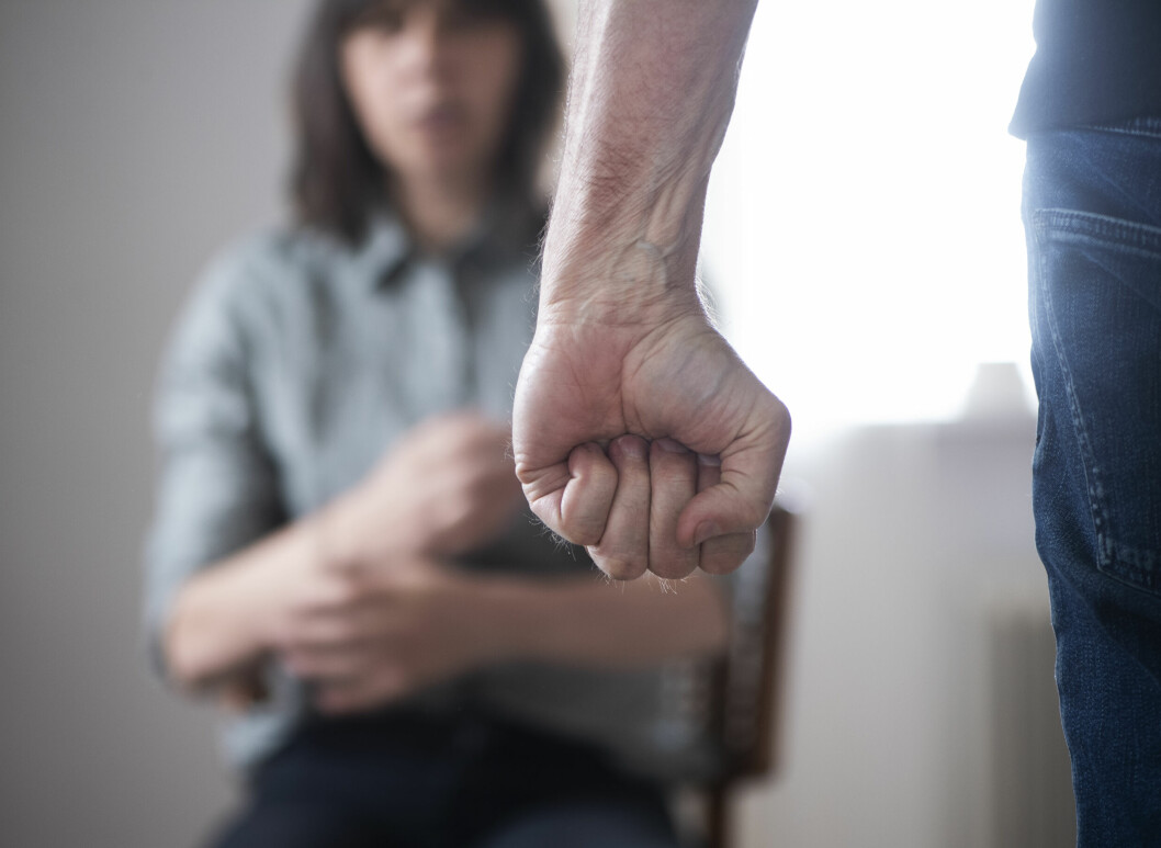 Minimistraffet för grov fridskränkning och grov kvinnofridskränkning går från nio månaders fängelse, till ett års fängelse. Även fotboja införs.