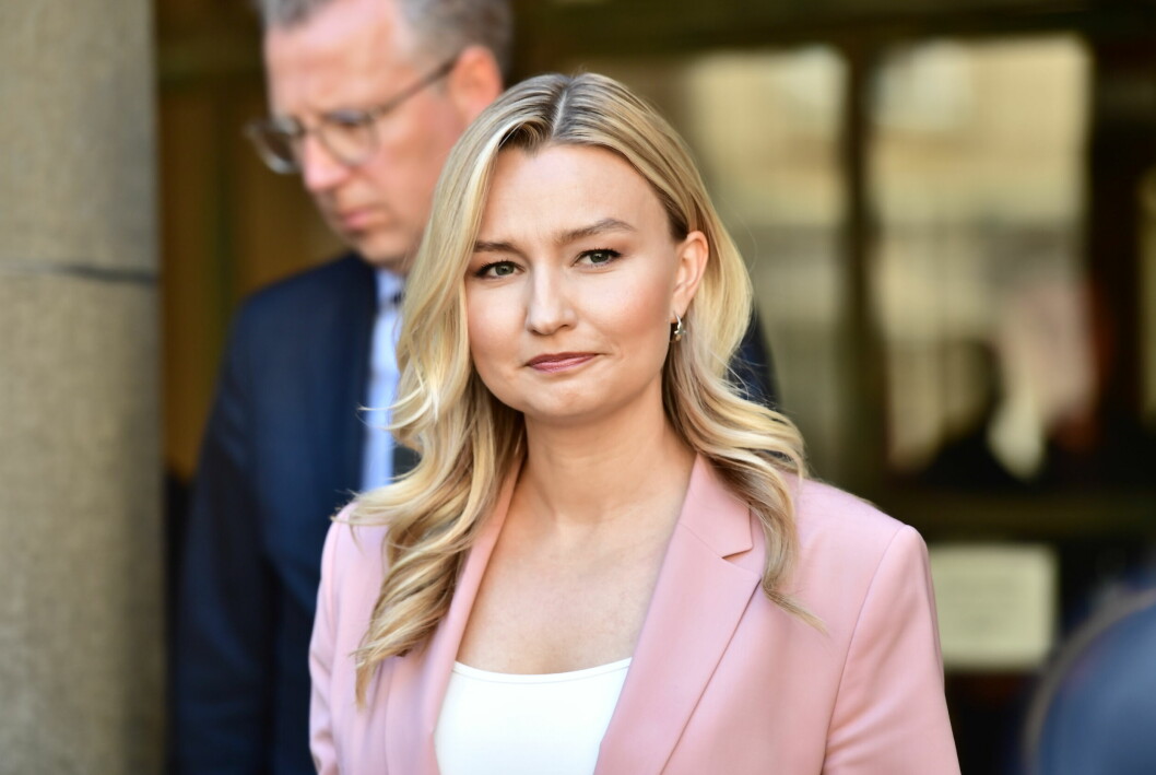 Ebba Busch utanför domstolen.