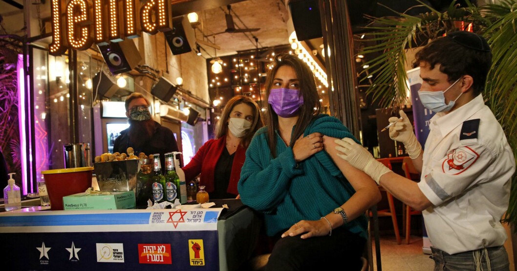 En israelisk bar erbjöd vaccin och gratis sprit. Israelisk bar erbjöd vaccin