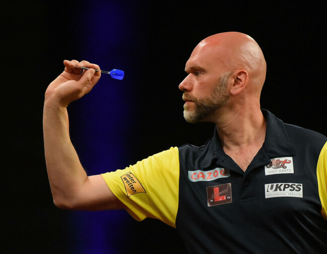 Det är fjärde gången svensken deltar i VM i dart. Daniel Larsson kastar pil.