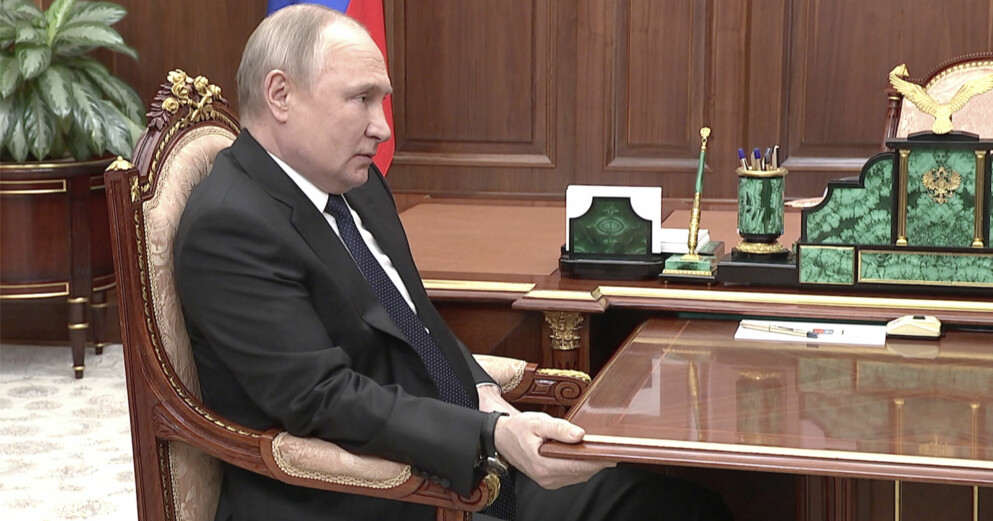 Många undrar hur Vladimir Putin egentligen mår efter kontorsbilderna. Vladimir Putin