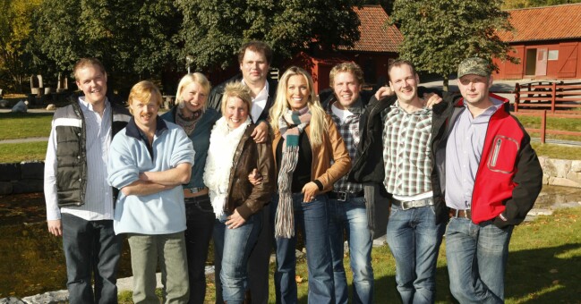 Bönderna i säsong 4 av Bonde söker fru. Alla deltagare i säsong 4 av Bonde söker fru 2009. Deltagarna Elin Torstensson, Roger Karlsson, Per-Jörgen Östling, Jan-Olof Hansson, Thilde Höök, Karl-Magnus Pettersson, Mikael Karlsson, Kenneth Hultkvist och programledaren Linda Lindorff.