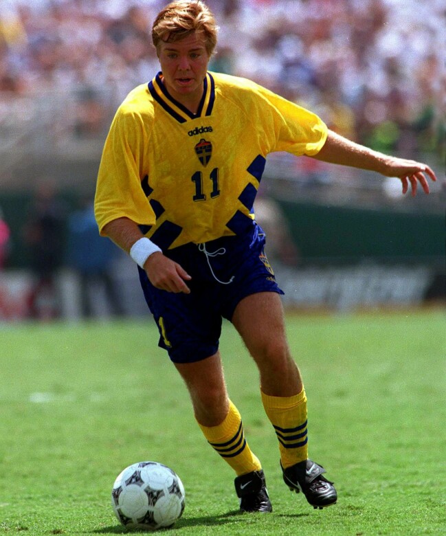 Tomas Brolin under bronsåret 1994. Tomas Brolin springer med en boll framför sig