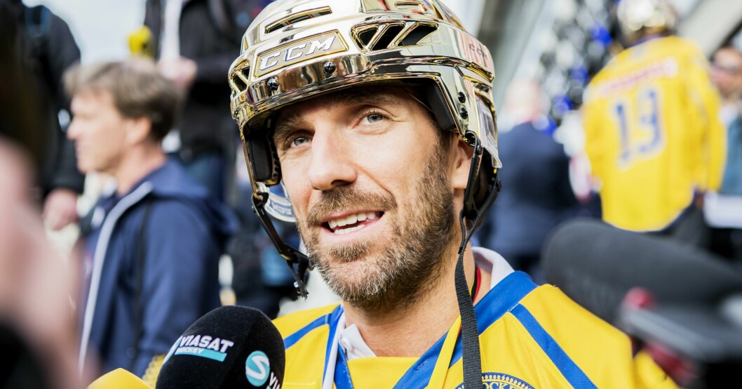 Henrik Lundqvist i guldhjälm efter Sveriges VM-guld i ishockey 2017. Henrik Lundqvist i guldhjälm efter Sveriges VM-guld i ishockey 2017.