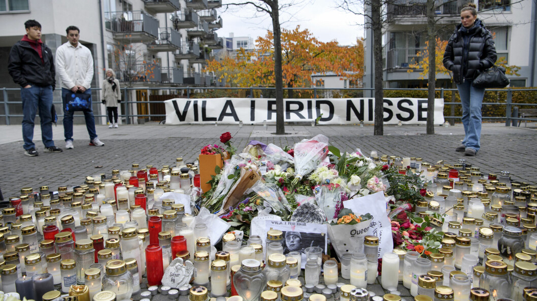 Blommor och ljus till minne av rapparen Einár som dödades i oktober 2021.