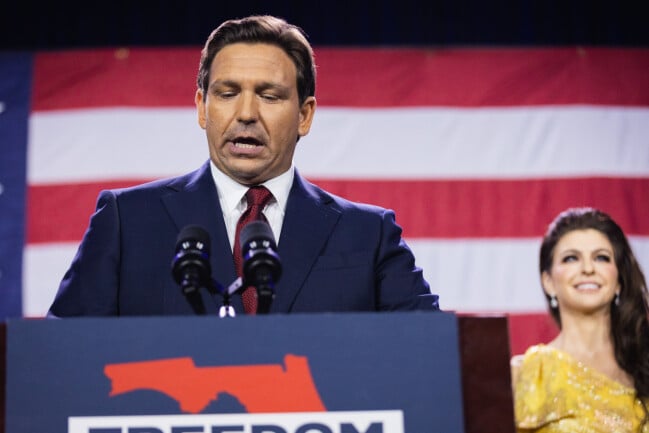 Under natten till onsdagen höll Ron DeSantis sitt segertal i Tampa efter att ha vunnit över rivalen Charlie Crist. Ron DeSantis håller sitt segertal i Tampa.