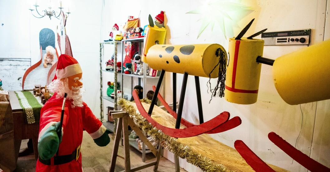 De lägger cirka två timmar om dagen på att laga och hålla allt igång. Att sätta upp allt tar från september till första advent. Här ses den klassiska hästen från Tomteverkstan. Julhuset i Hamrånge