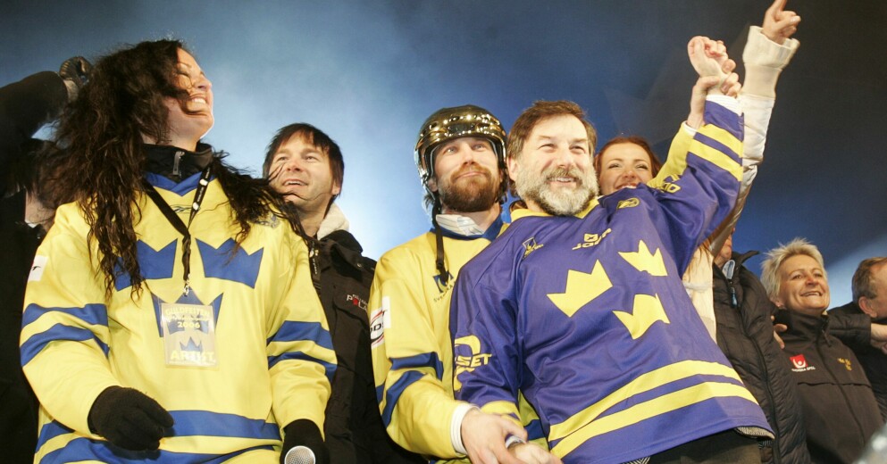 Peter Forsberg och dåvarande kulturministern Leif Pagrotsky står på Medborgarplatsen och firar OS-guldet i Turin 2006. Peter Forsberg OS-guld