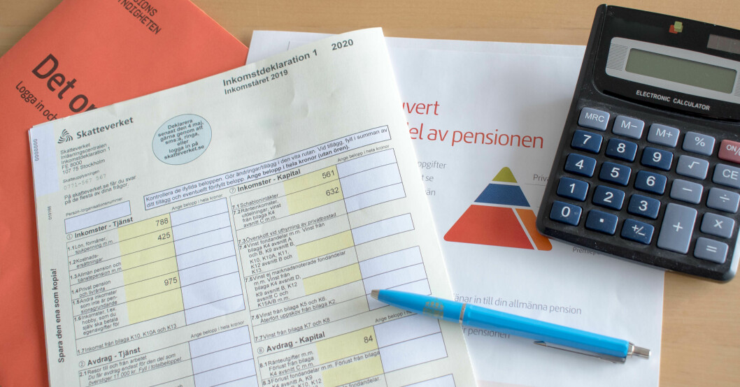 Snart är det dags att deklarera för dina inkomster i fjol. Deklarationsbeskedet, andra papper och en miniräknare ligger på ett bord.