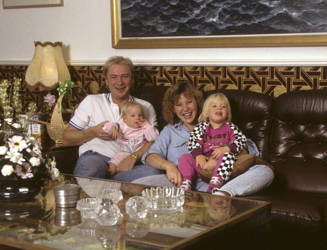 Lotta Engberg och familjen hemma i sin soffa år 1989. Foto: Roger Tillberg/TT Lotta Engberg och döttrarna