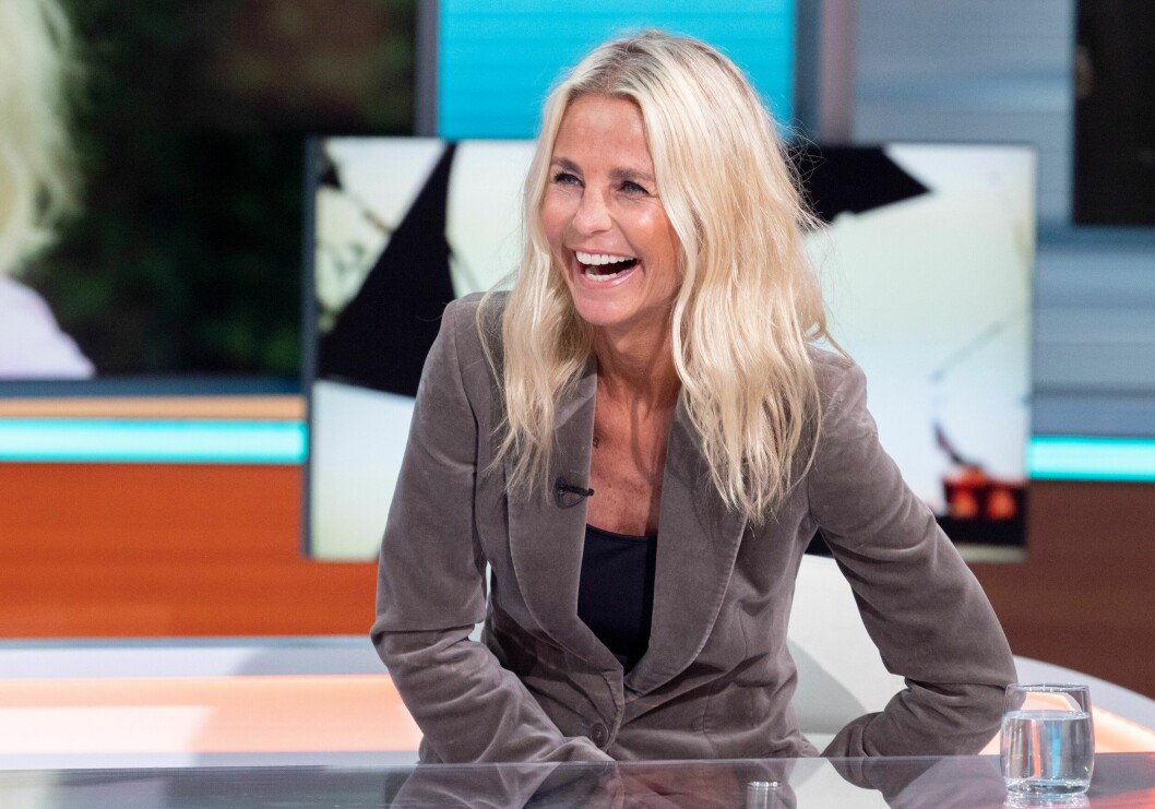 Ulrika Jonsson, 54, har återigen kastat kläderna.