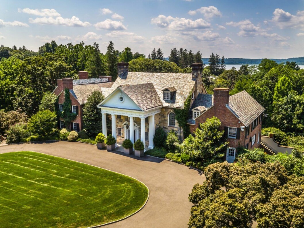 Herrgården är byggd på 1930-talet och går i klassisk kolonialstil. Michael Douglas och Catherine Zeta-Jones lyxvilla fyra mil utanför Manhattan.